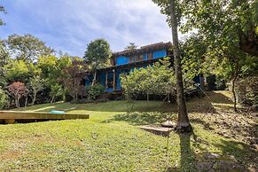 Casa ampla com piscina e churrasqueira