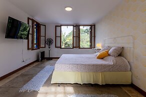 Casa ampla com piscina e churrasqueira