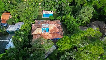 Casa ampla com piscina e churrasqueira