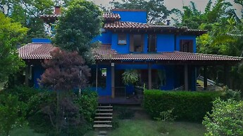 Casa ampla com piscina e churrasqueira