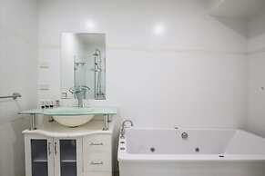 Spacious Flat With Parking & Dedicated EV Station