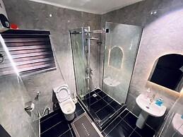 D King Suites and Apartment