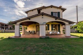Country Home in Lucca Near Tuscan Wineries