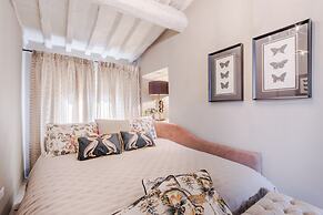 Apartment in Lucca Near Torre Delle Ore