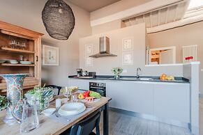 Apartment in Lucca Near Torre Delle Ore