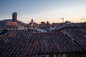 Apartment in Lucca Near Torre Delle Ore