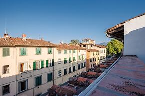 Apartment in Lucca Near Torre Delle Ore