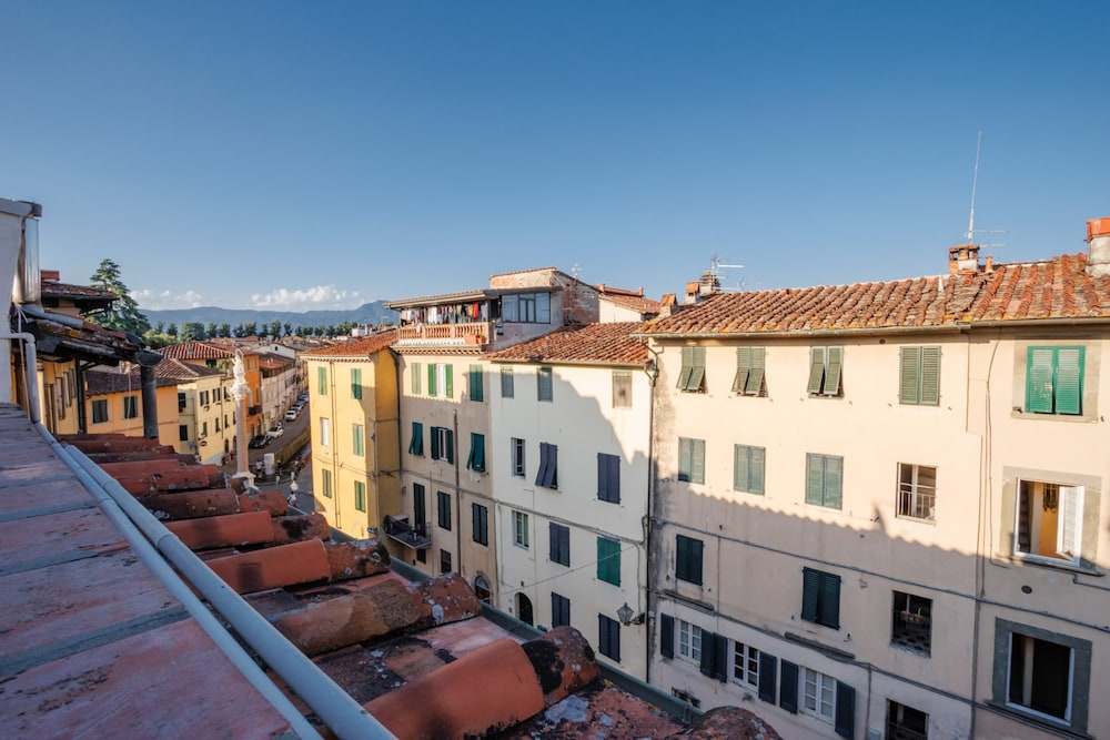 Apartment in Lucca Near Torre Delle Ore