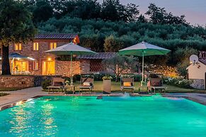 Farmhouse in Lucca With Infinity Pool