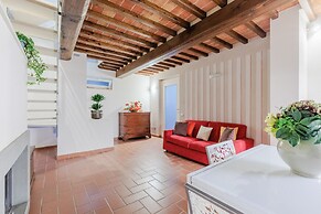 Farmhouse in Lucca With Infinity Pool