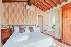 Farmhouse in Lucca With Infinity Pool