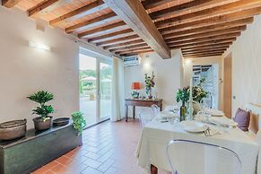 Farmhouse in Lucca With Infinity Pool