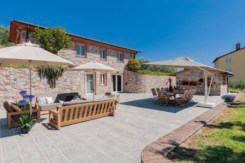 Farmhouse in Lucca With Infinity Pool