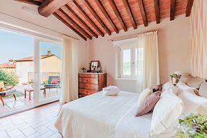 Farmhouse in Lucca With Infinity Pool