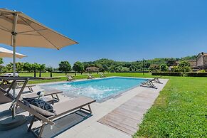 Farmhouse in Lucca With Infinity Pool