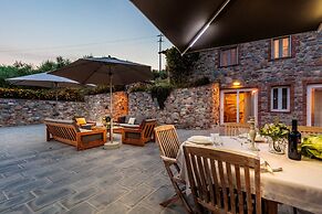 Farmhouse in Lucca With Infinity Pool