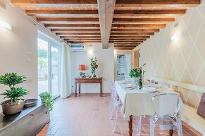 Farmhouse in Lucca With Infinity Pool