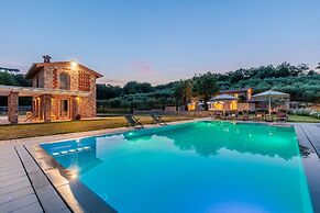 Farmhouse in Lucca With Infinity Pool