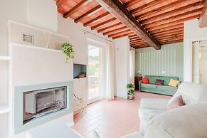 Farmhouse in Lucca With Infinity Pool