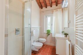 Farmhouse in Lucca With Infinity Pool