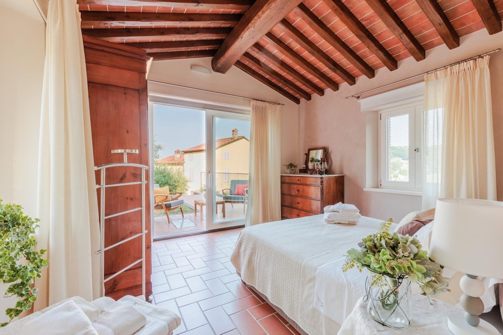 Farmhouse in Lucca With Infinity Pool