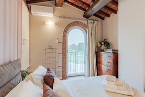 Farmhouse in Lucca With Infinity Pool