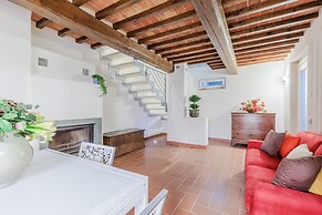 Farmhouse in Lucca With Infinity Pool