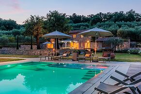 Farmhouse in Lucca With Infinity Pool