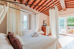 Farmhouse in Lucca With Infinity Pool