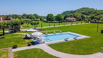 Farmhouse in Lucca With Infinity Pool