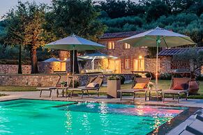 Farmhouse in Lucca With Infinity Pool