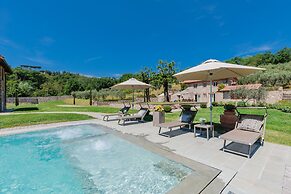 Farmhouse in Lucca With Infinity Pool