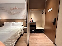 JinglaiHotel Weining Road Subway Station