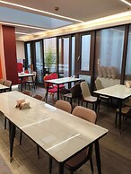 JinglaiHotel Weining Road Subway Station