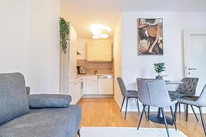 Nice 1BR 1LR Apartment City Center