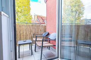 Cozy 1BR 1LR Apartment Balcony City