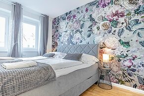 Cozy 1BR 1LR Apartment Balcony City