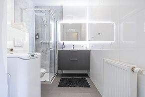 Cozy 1BR 1LR Apartment Balcony City