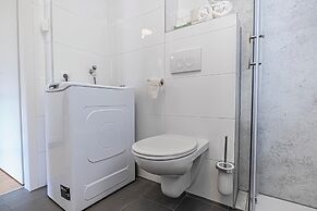 Cozy 1BR 1LR Apartment Balcony City
