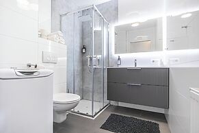 Cozy 1BR 1LR Apartment Balcony City