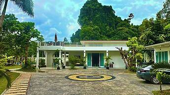 Beautiful Villa Between Jungle, sea and Mountain