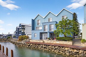 Serene 2-bed Apartment by the Canal