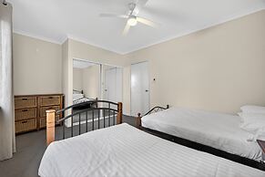 Serene 2-bed Apartment by the Canal