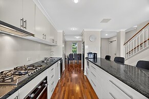 Serene 2-bed Apartment by the Canal