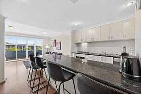 Serene 2-bed Apartment by the Canal