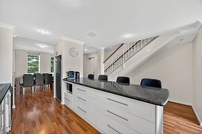Serene 2-bed Apartment by the Canal