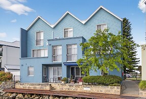 Serene 2-bed Apartment by the Canal