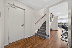 Serene 2-bed Apartment by the Canal