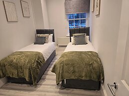 Apartment - Sleeps 6 & Near Station