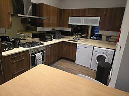 Apartment - Sleeps 6 & Near Station